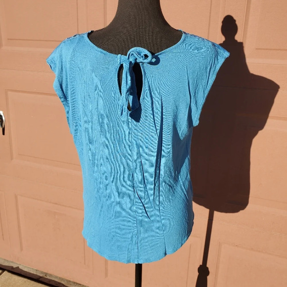 Lauren Conrad Sleeveless Blue Floral Embroidered Keyhole Back Shirt Size Medium - Picture 10 of 12